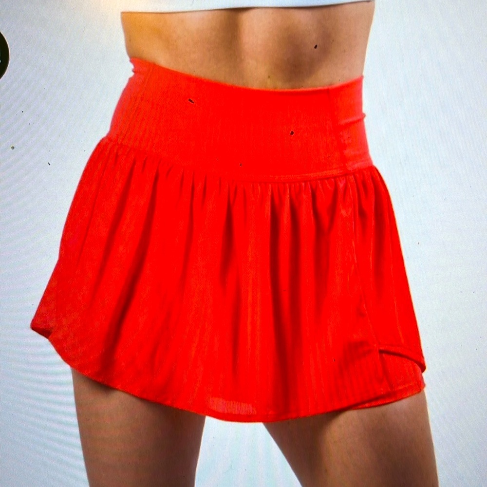 Alphalete Althletic Trace skirt in Red (their website says Pink), size S